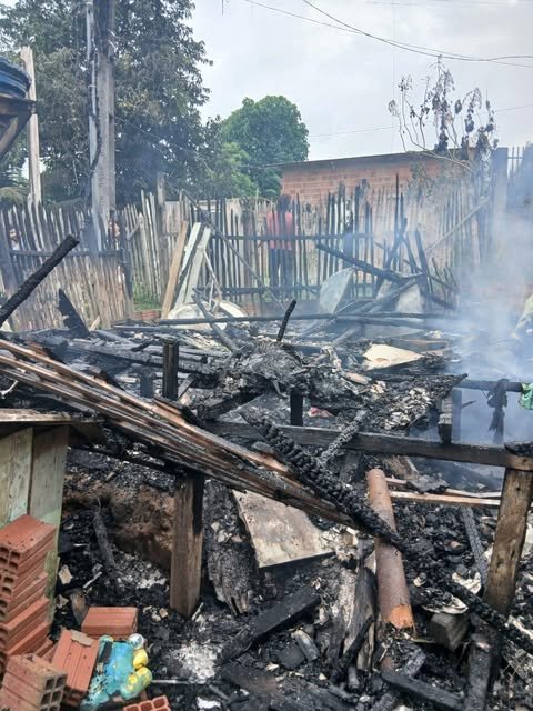 Incêndio destrói residência em Cruzeiro do Sul e proprietária suspeita de ação criminosa do ex-companheiro