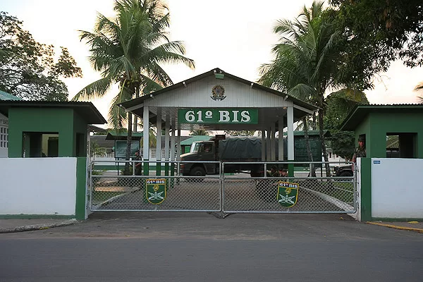 Jovem pula muro do 61º BIS para pegar manga e acaba apreendido pela polícia