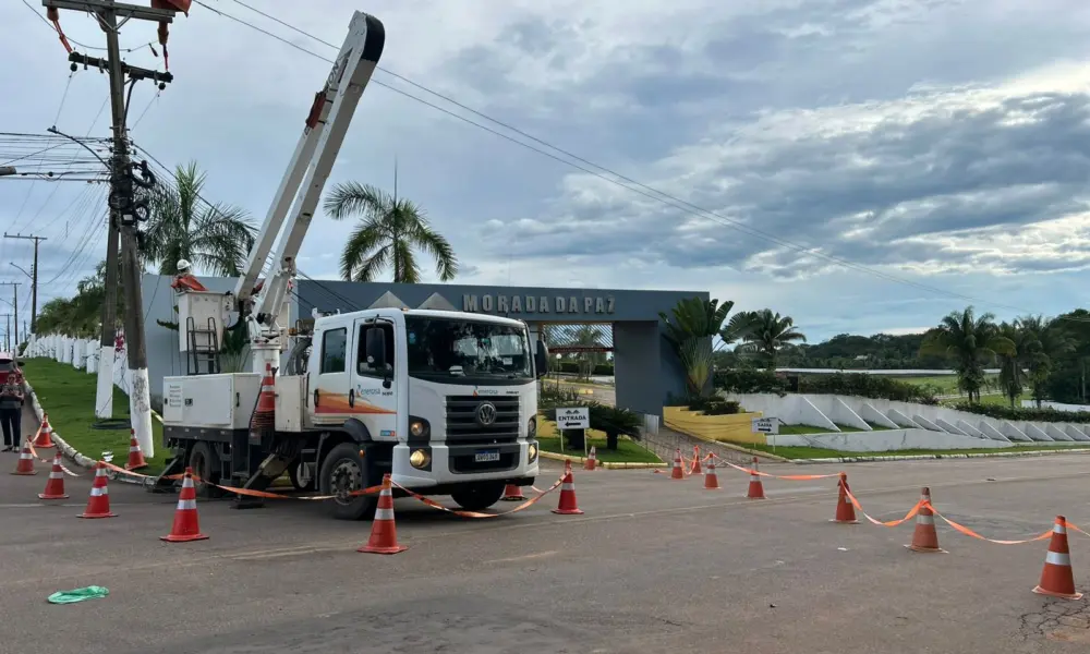 Estrada do Calafate segue interditada após carro derrubar postes de energia