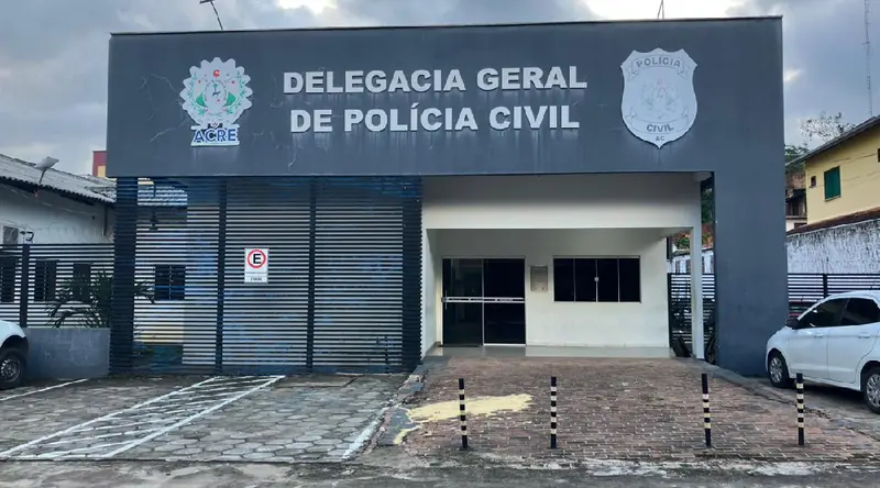 Homem monitorado por tornozeleira é preso com arma branca após causar perturbação em via pública