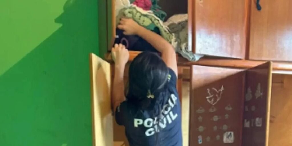 Mãe é presa após escola encontrar crack na mochila de adolescente