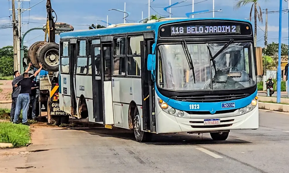 Ônibus na Ricco perde eixo traseiro e fica “no prego” na via Chico Mendes