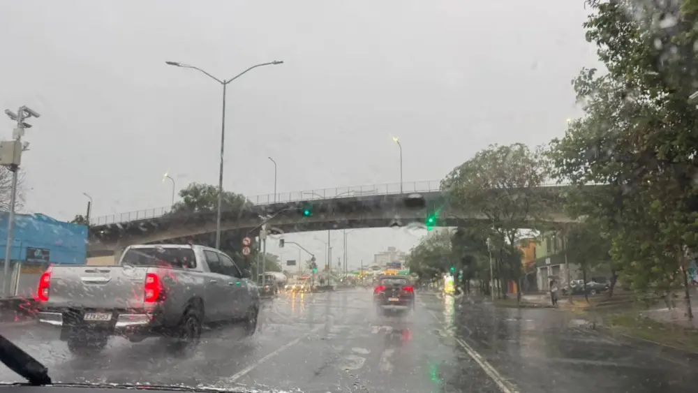 Após tornado matar cinco, Brasil tem alerta de tempestade e granizo para 16 estados