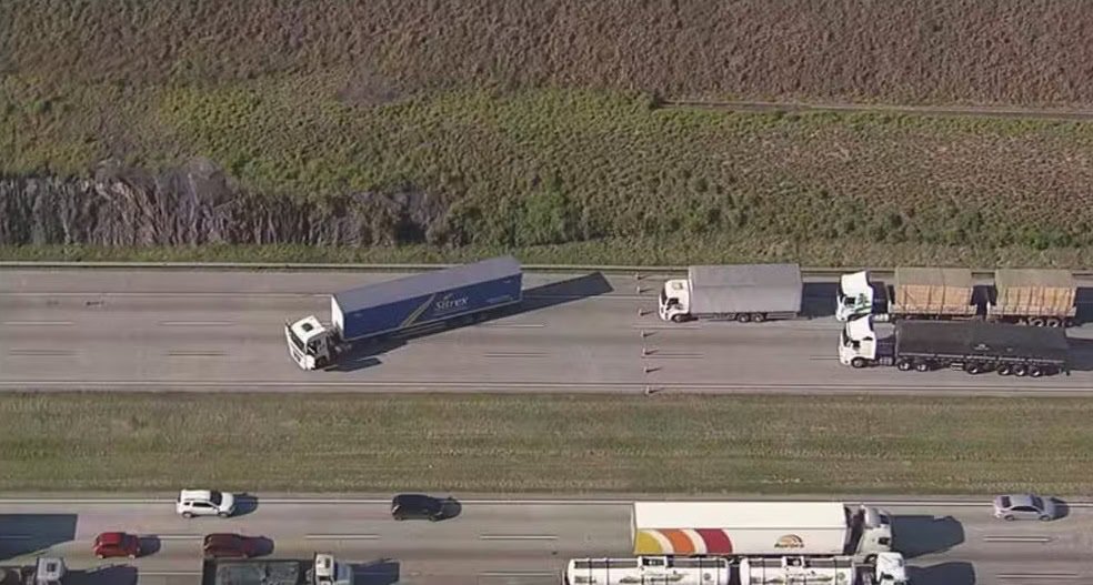 Caminhão que saiu do Acre fica atravessado em rodovia de SP e motorista é resgatado após suposto sequestro com explosivos