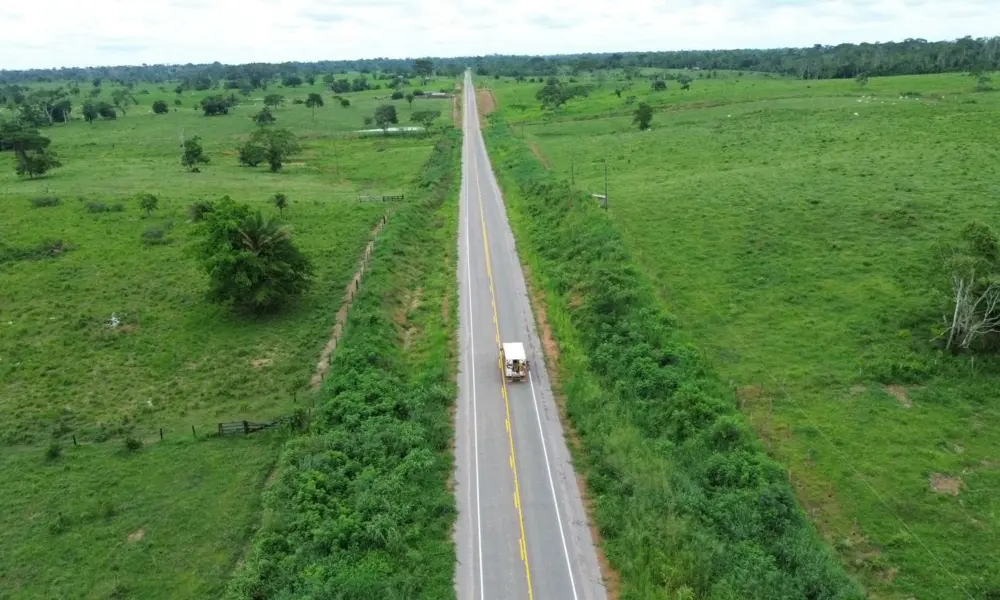 Deracre avança na sinalização da AC-445, que conecta Bujari e Porto Acre