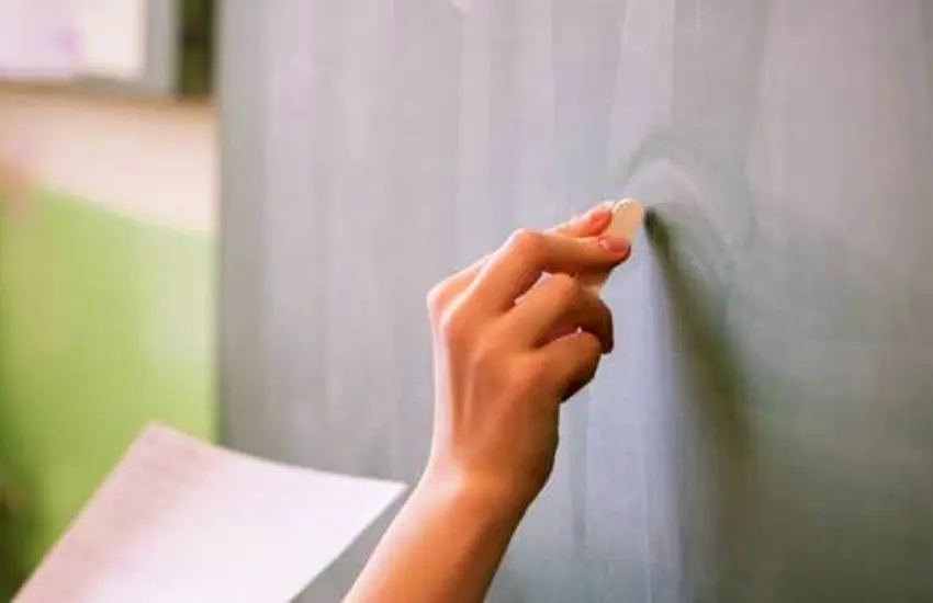 Professores temporários denunciam quebra de expectativa após convocação para rescisão