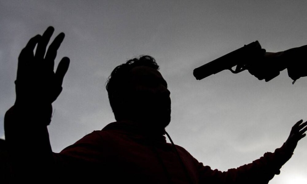 Dupla armada rouba motocicleta de casal durante assalto em Cruzeiro do Sul