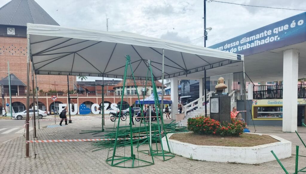 Prefeitura de Cruzeiro do Sul inicia ornamentação natalina no Centro da cidade