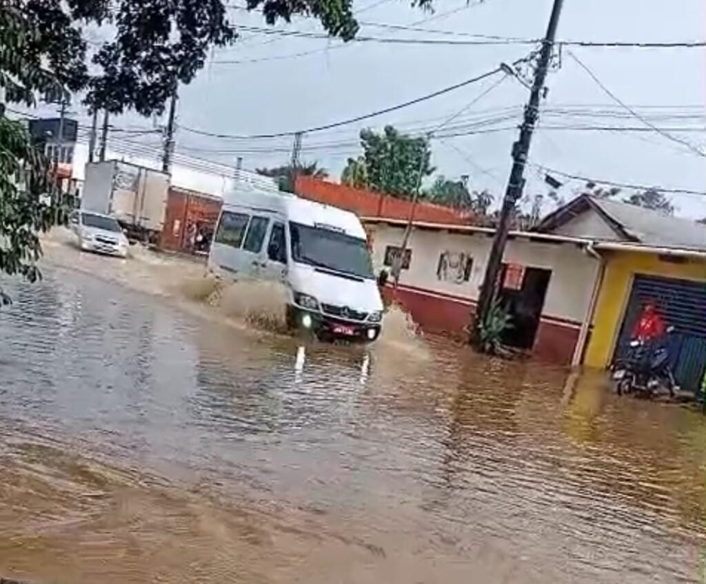 ‘Foi água’: chuva causa alagamentos em vários bairros de Cruzeiro do Sul;