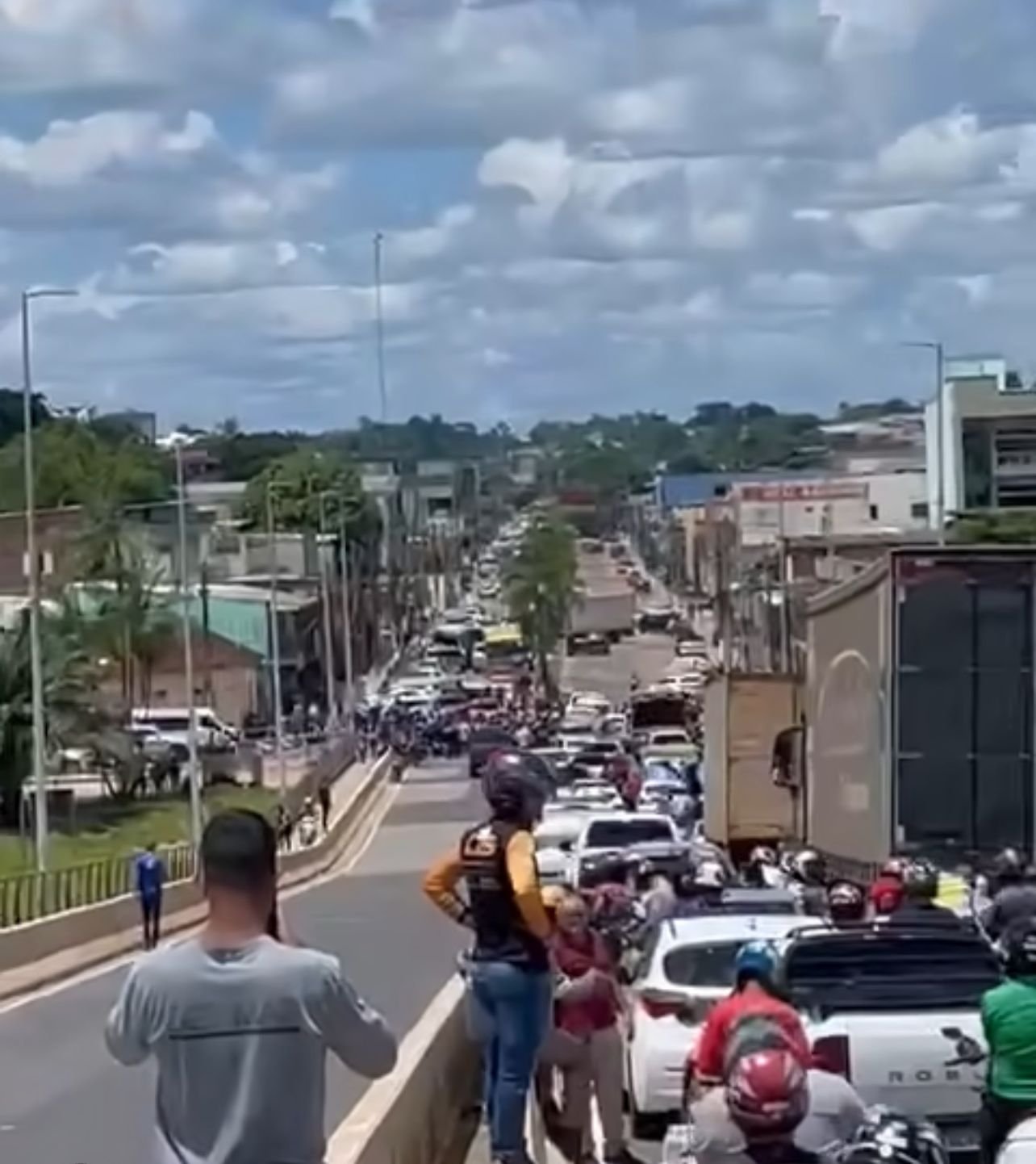 Moradores bloqueiam Ponte da União em protesto contra falta de água em Cruzeiro do Sul