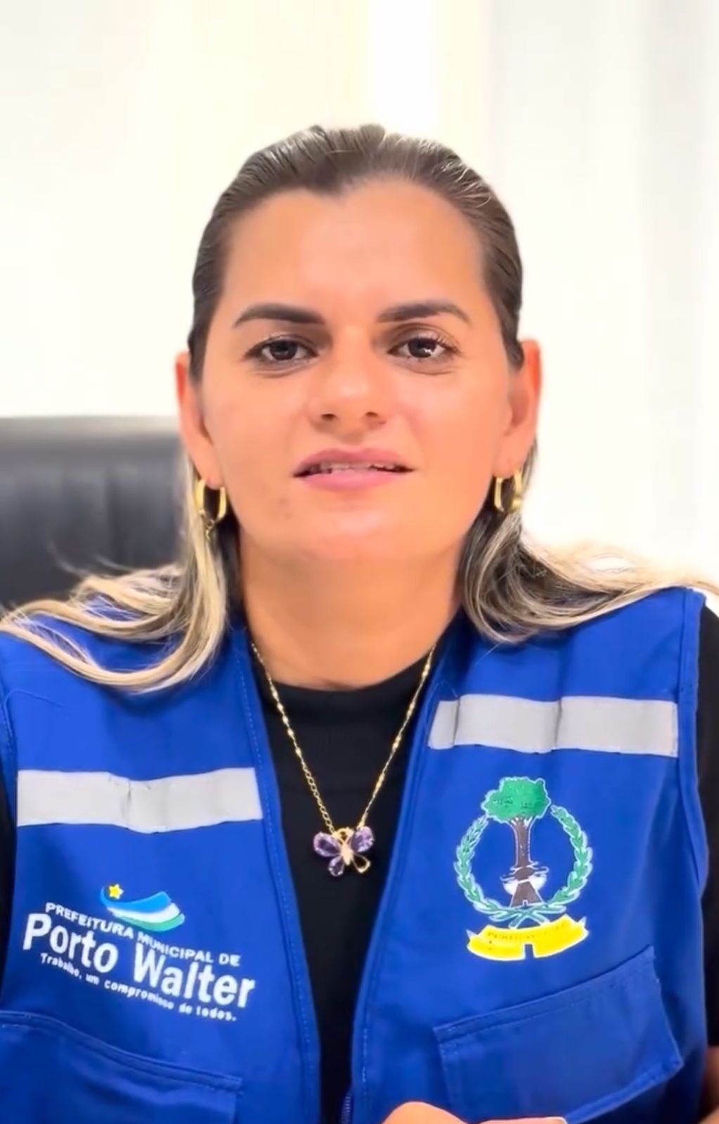 Enquanto secretária de Saúde viaja ao Peru, agentes são retirados das ruas para montar decoração de Natal