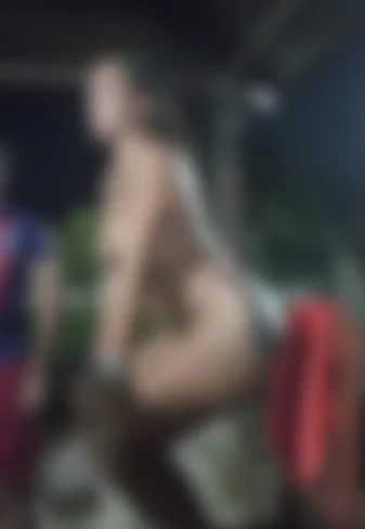 Mulher dança completamente nua em cima de cadeira durante festa no interior do Acre