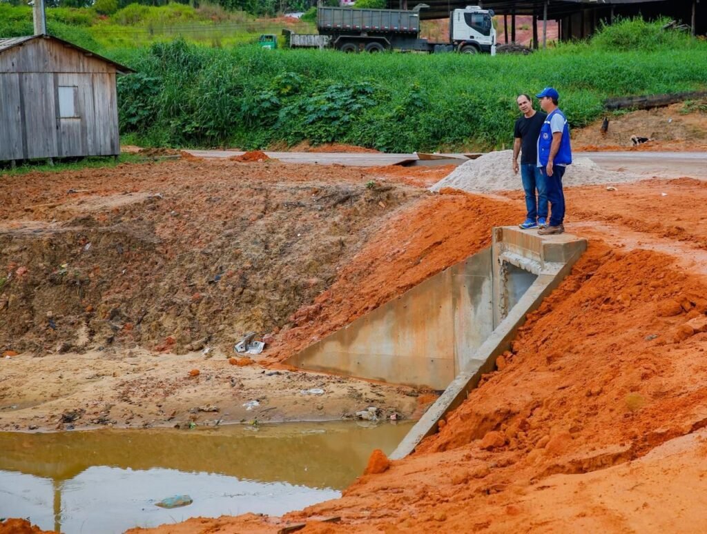 Prefeito Zequinha Lima vistoria obra de drenagem no bairro Saboeiro em Cruzeiro do Sul