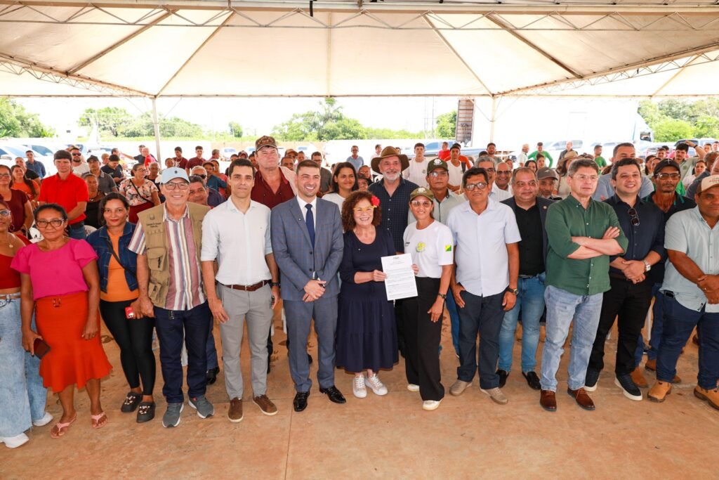 Governador em exercício, Nicolau Júnior prestigia assinatura de convênio para implantação duas indústrias de café