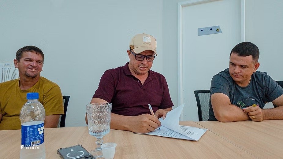 Prefeitura de Mâncio Lima assina mais de R$ 850 mil em ordens de serviço para concluir obras de quadras esportivas