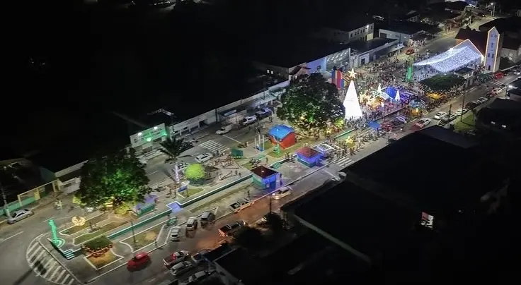 Mâncio Lima acende as Luzes de Natal e prefeito Zé Luís anuncia data do 13º salário dos servidores
