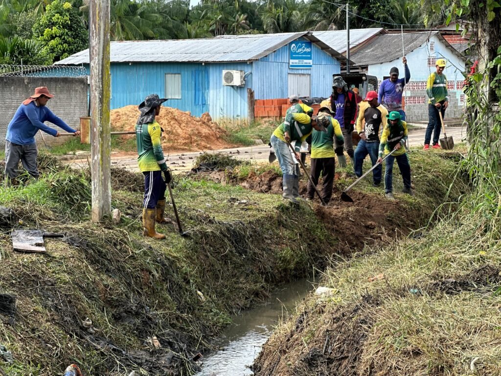 Prefeitura de Rodrigues Alves intensifica limpeza de canais, córregos e bueiros para prevenir alagamentos