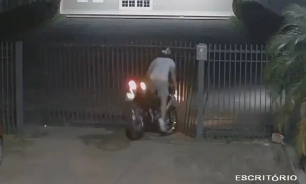 Homem em moto derruba portão de gabinete do deputado Zé Adriano