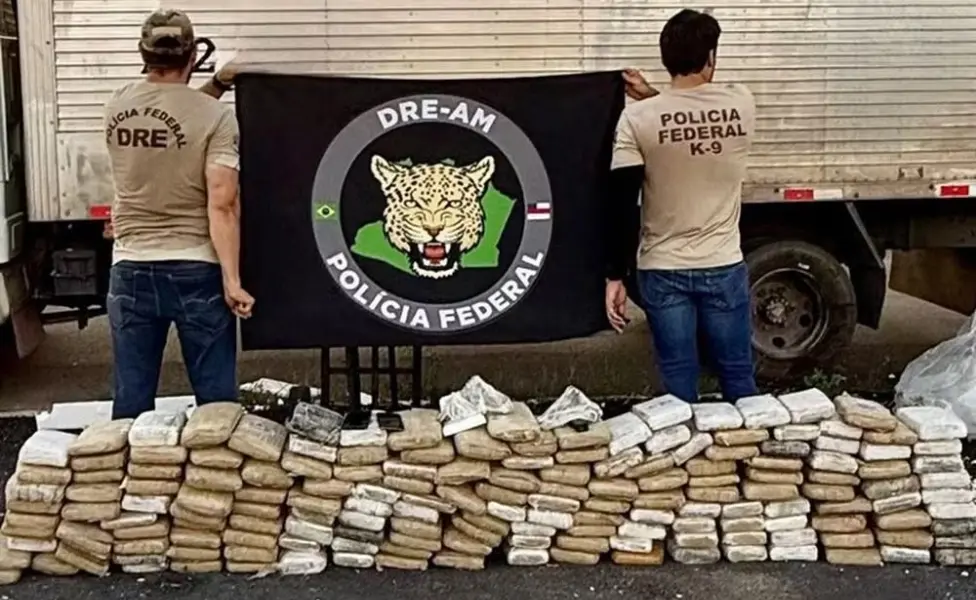 PF apreende caminhão no AM com 182 kg de maconha e pistolas