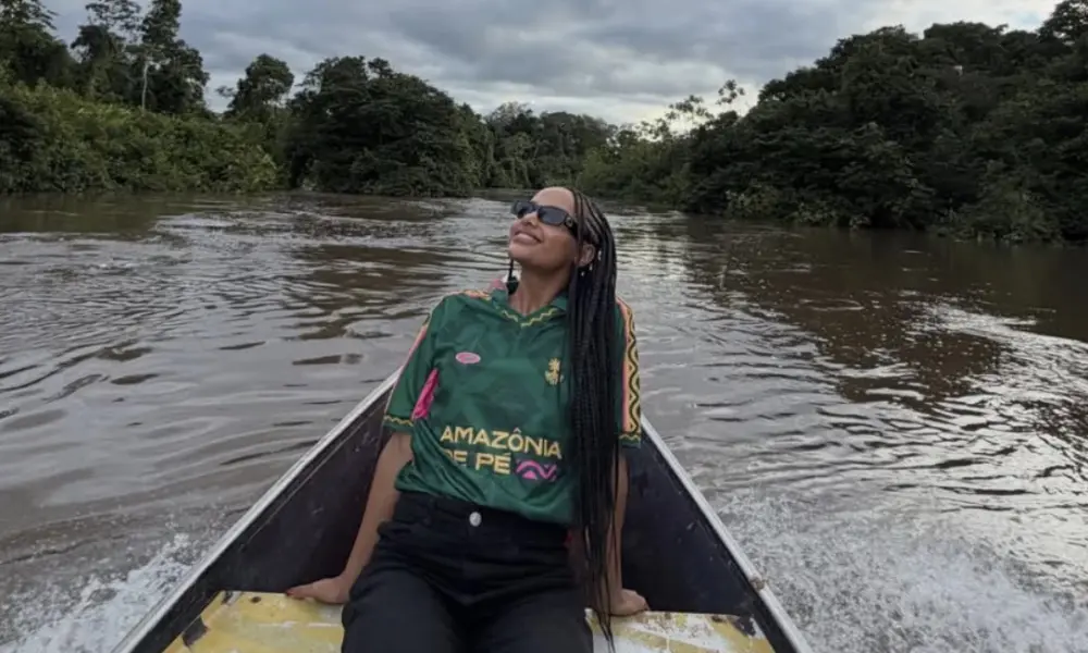 Gleice Damasceno encara 5 horas de barco para participar de projeto social