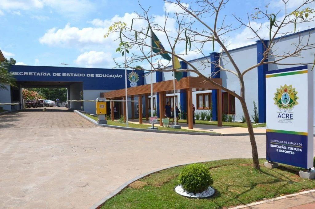 Professor e diretor são denunciados por combinar encontro com alunas em escola