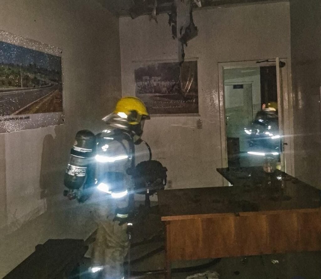 Atuação rápida dos Bombeiros evita propagação de incêndio na sede do Deracre em Cruzeiro do Sul