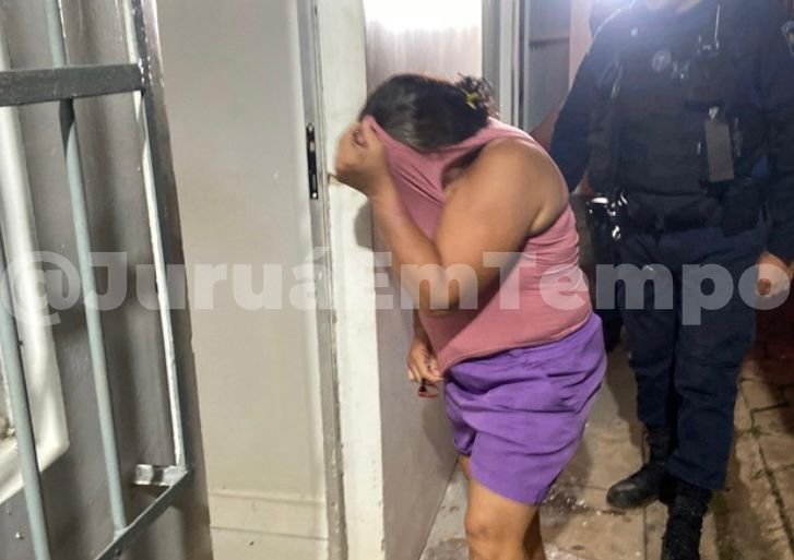 Mulher é presa ao tentar recuperar arma que filho havia escondido em área de mata em Rio Branco