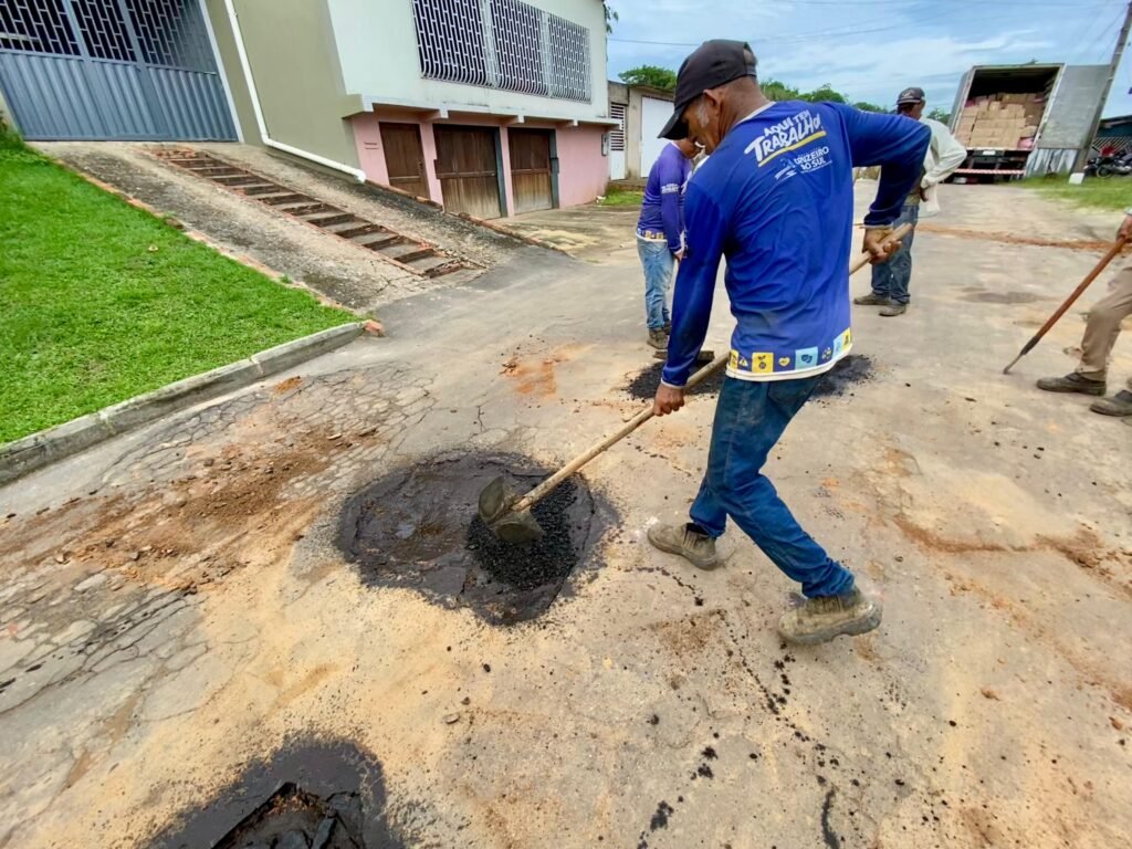 Prefeitura de Cruzeiro do Sul segue com serviços de tapa-buracos e melhorias de ruas em bairros da cidade
