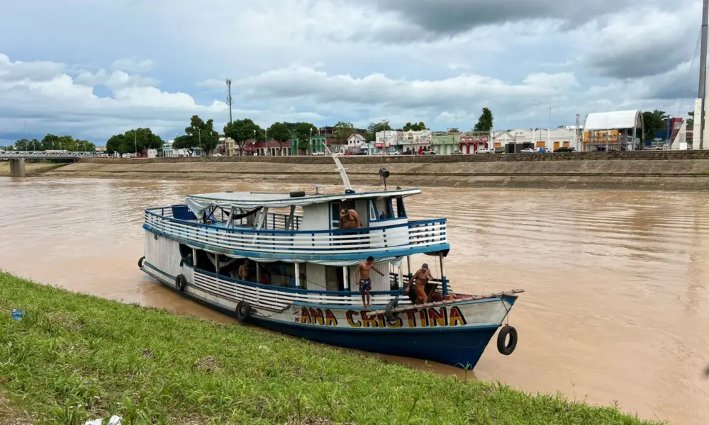 Com nível do Rio Acre em alta, embarcação de grande porte chega a Rio Branco