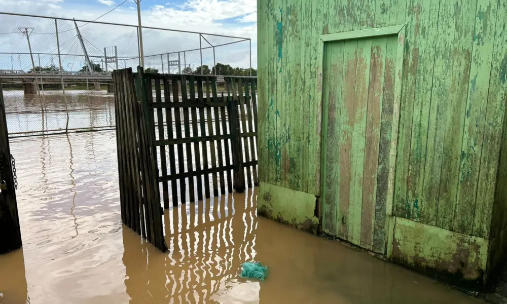 Base alaga e atinge terreno de indígenas na região