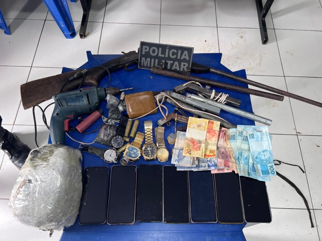 Polícia Militar prende dois homens e apreende armas e drogas após denúncia de cárcere privado em Marechal Thaumaturgo