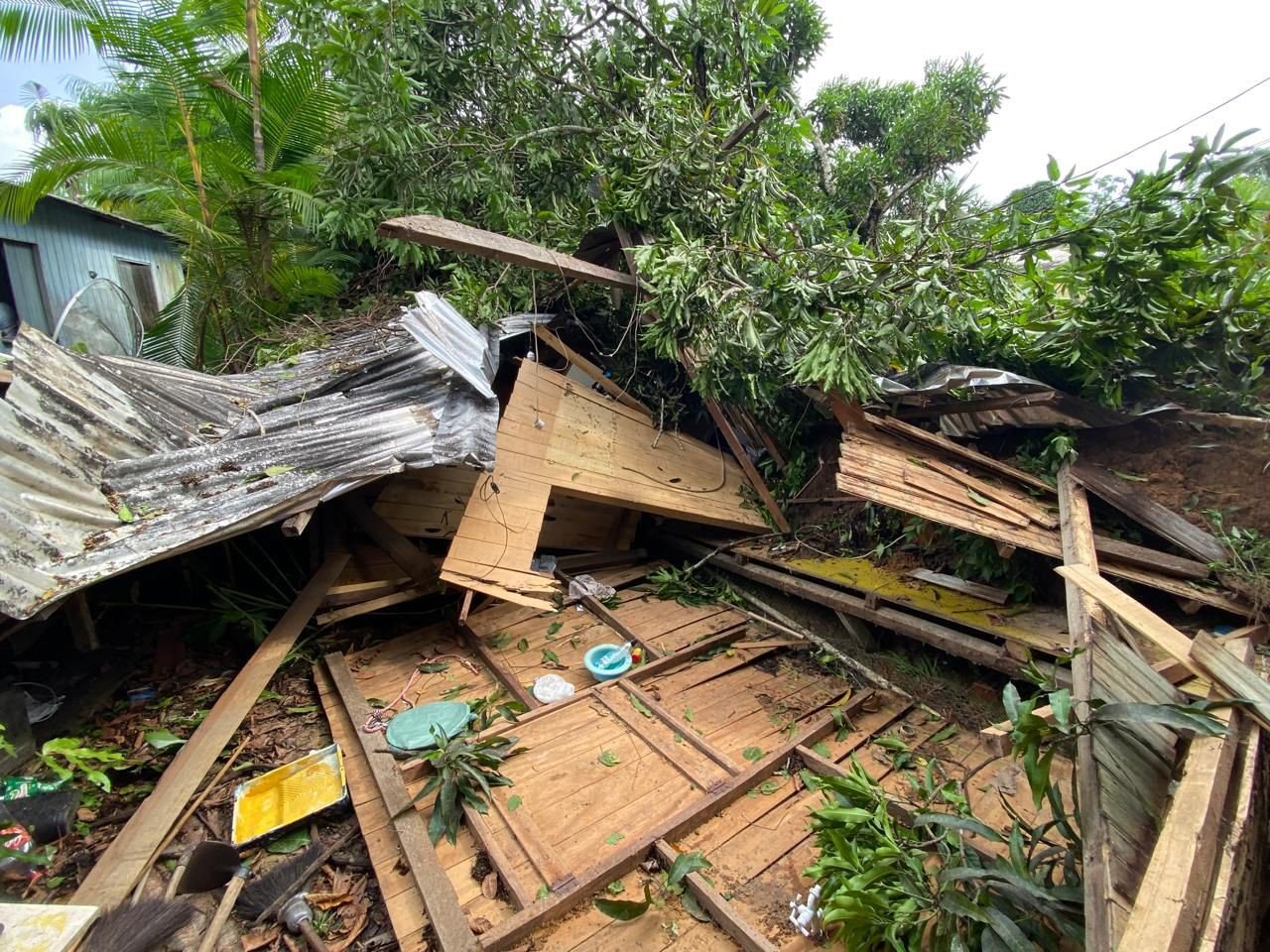 Deslizamento destrói duas casas em bairro de Cruzeiro do Sul devido às chuvas intensas
