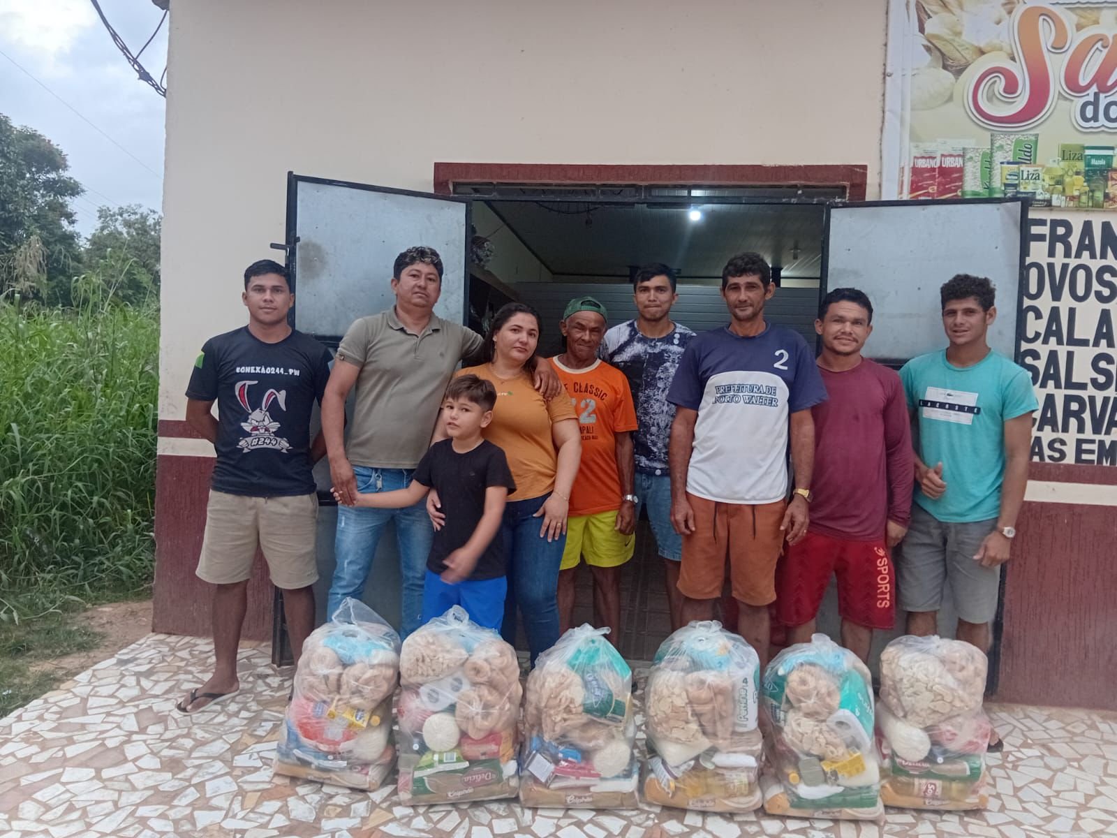 Empresário de Porto Walter doa sacolão para funcionários