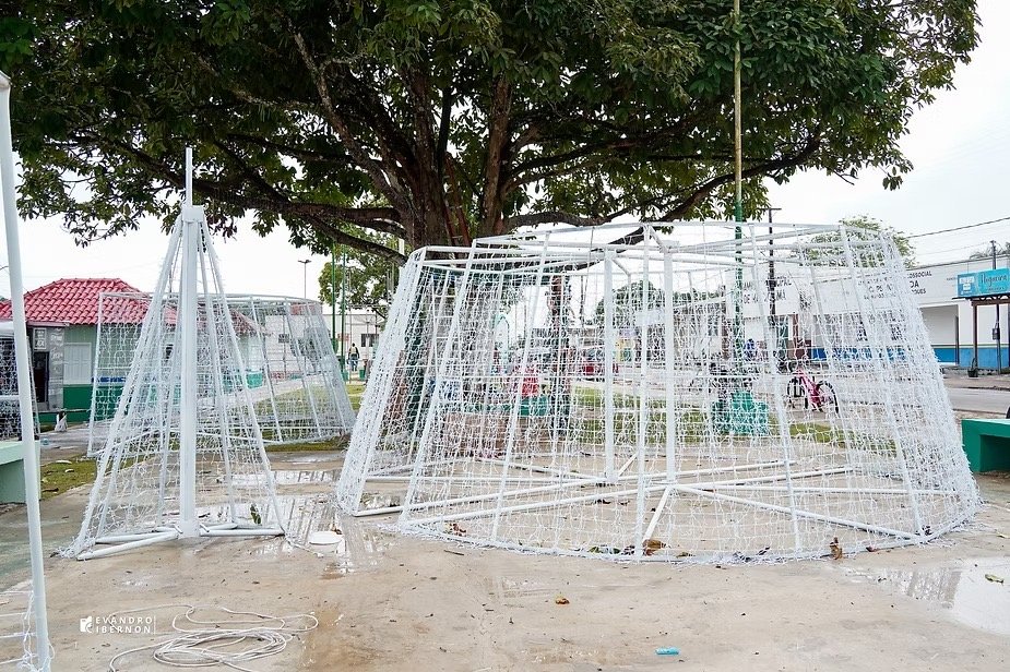 Decoração natalina de Mâncio Lima está na fase final em três praças da cidade