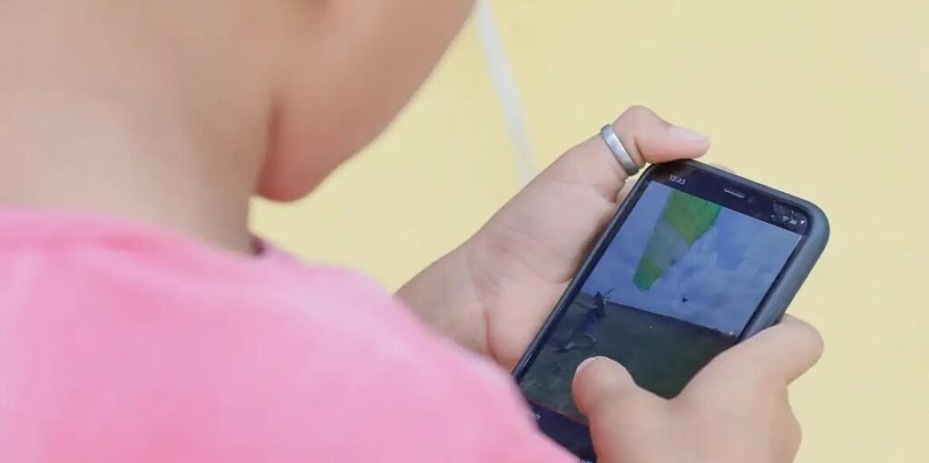 Ter celular aos 12 anos aumenta risco de obesidade, depressão e de dormir pouco, aponta estudo