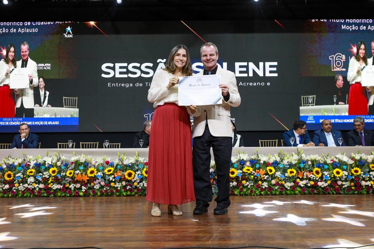 Empresária Nucia Melo recebe moção de aplausos do deputado estadual Pedro Longo na Aleac