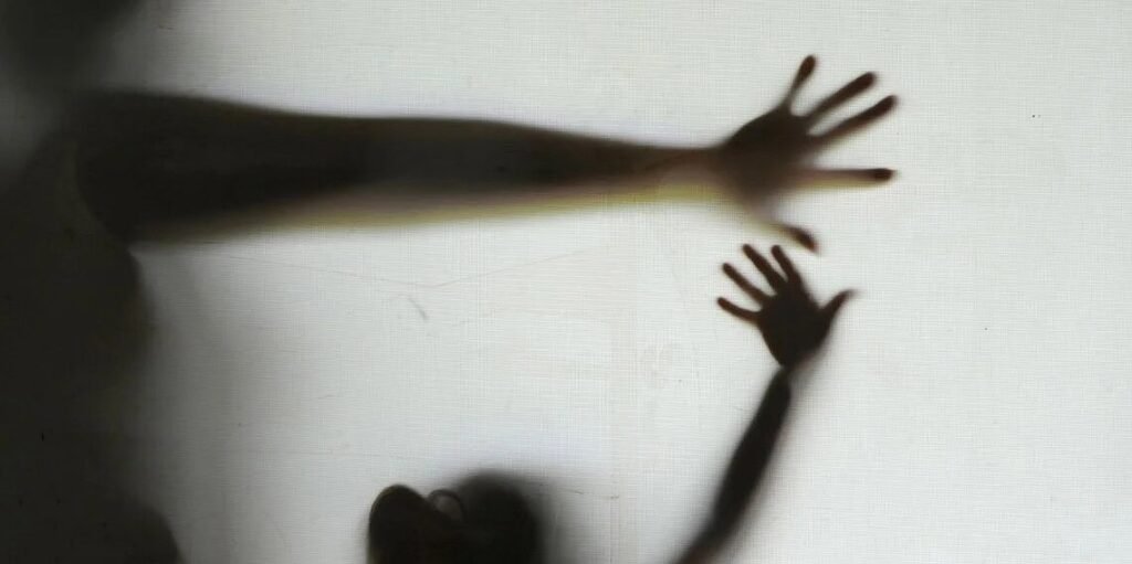 Mãe e padrasto são presos por torturar e queimar menina de 4 anos