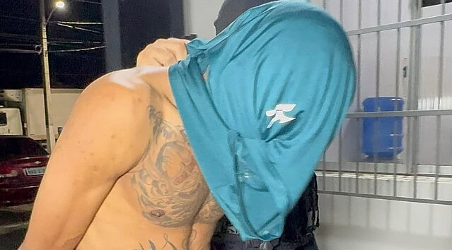 Monitorado por tornozeleira é preso com espingarda calibre 12