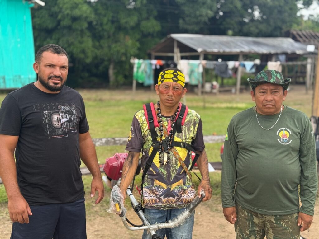 Prefeito Naudo Ribeiro entrega roçadeiras à Aldeia Boa Vista, em Jordão