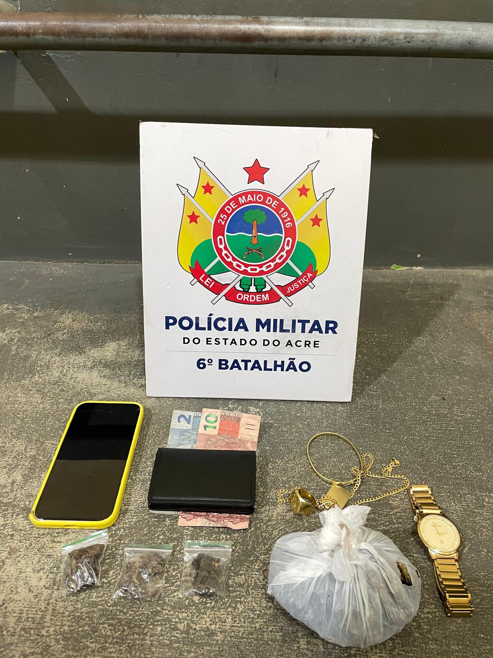Polícia Militar prende suspeito por tráfico de drogas após perseguição em Cruzeiro do Sul