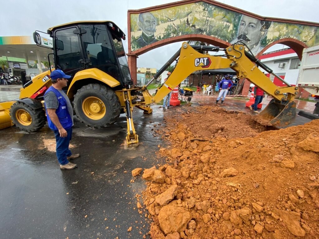 Prefeitura de Cruzeiro do Sul realiza serviços de infraestrutura no centro e no bairro Remanso mesmo no período chuvoso
