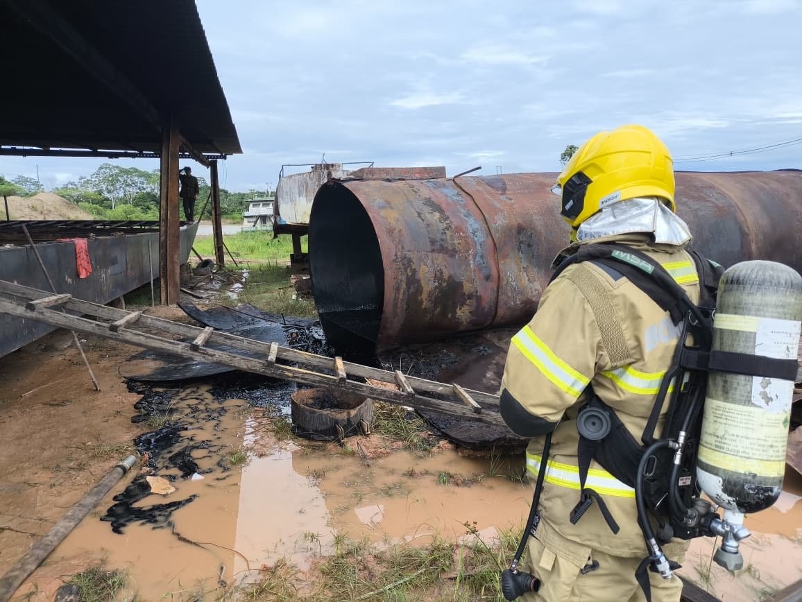 Incêndio em estaleiro é controlado pelo Corpo de Bombeiros em Cruzeiro do Sul