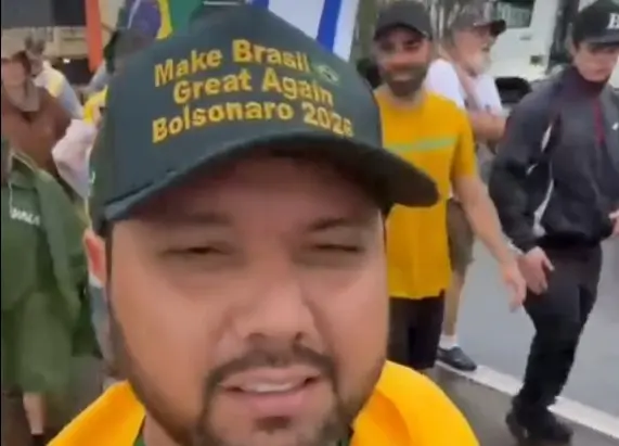 Secretário de Bocalom participa de caminhada pela liberdade em meio à cheia do Rio Acre