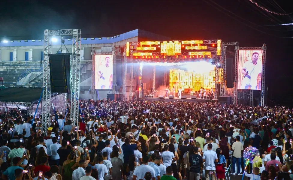 Festa de Réveillon em Cruzeiro do Sul reúne milhares de pessoas e é marcada por show de Eduardo Costa