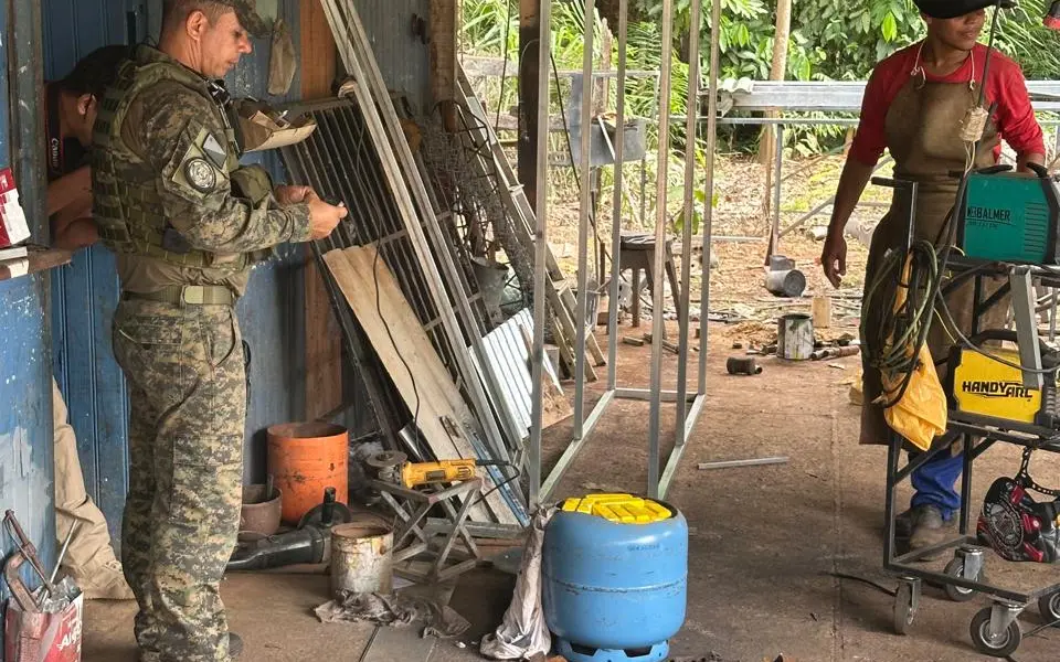 Jovem é presa com 22 quilos de cocaína dentro de uma botija de gás