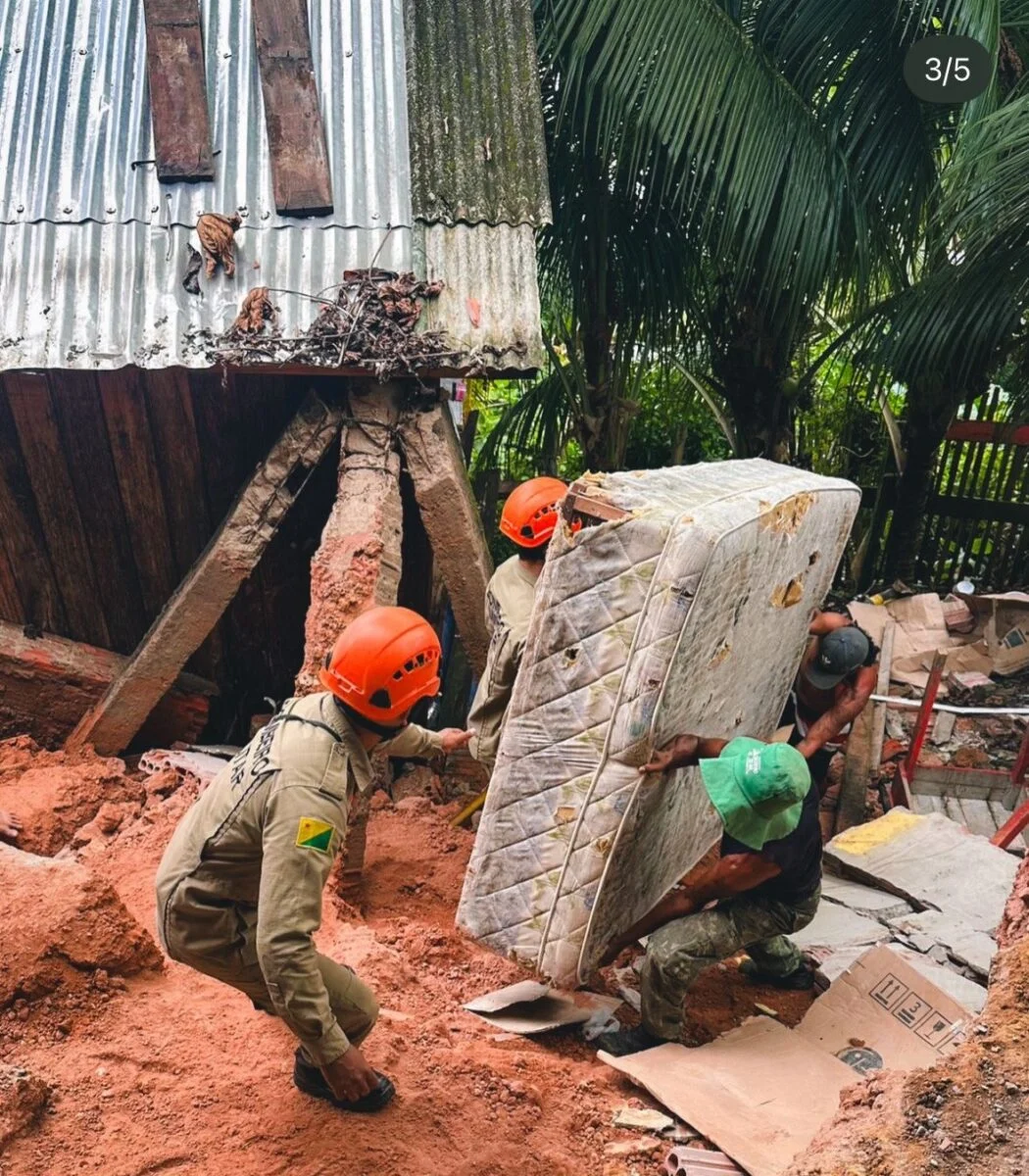 Deslizamento de terra leva à interdição de casa em Cruzeiro do Sul