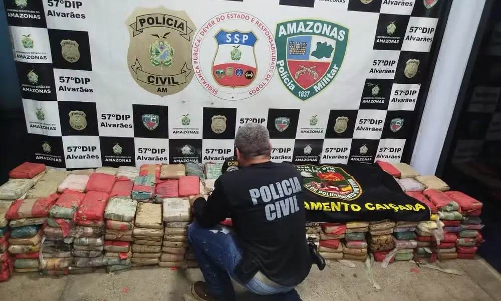 Polícia apreende cerca de meia tonelada de drogas enterradas em praia no interior do AM