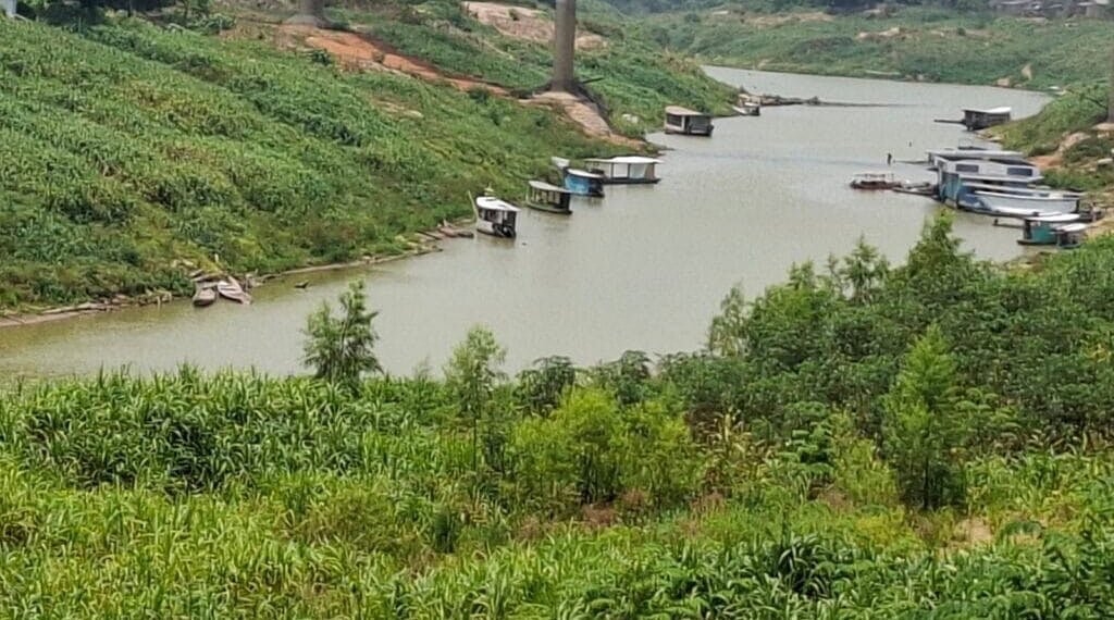 Rio Iaco sobe e ultrapassa cota de alerta em Sena Madureira; famílias já enfrentam transtornos