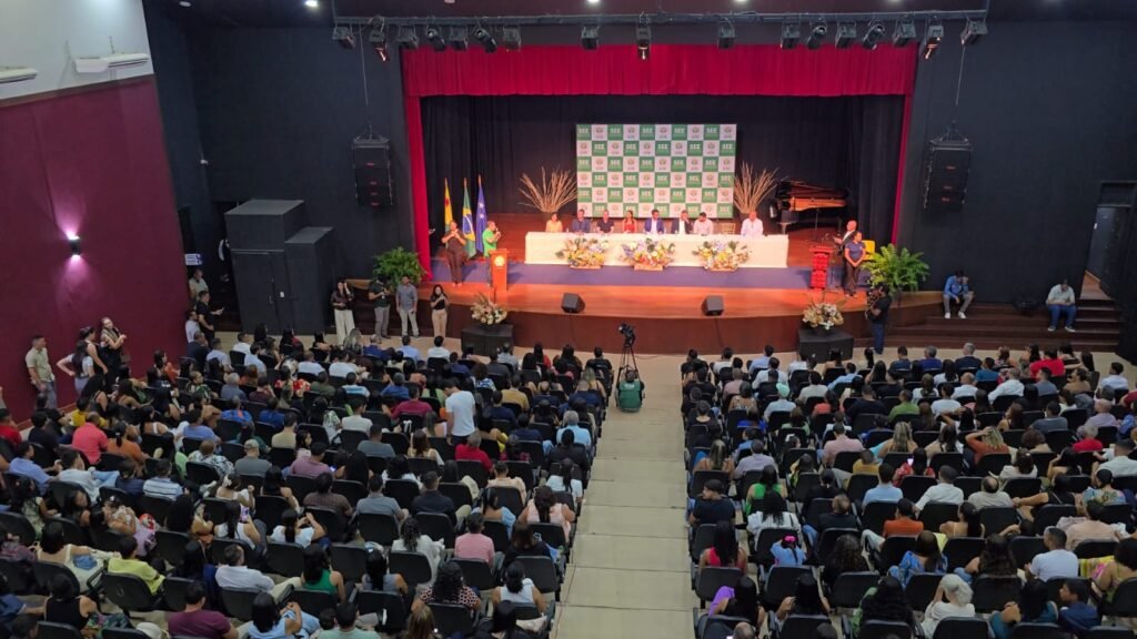 Gladson Cameli empossa 101 professores no Vale do Juruá e anuncia novas convocações