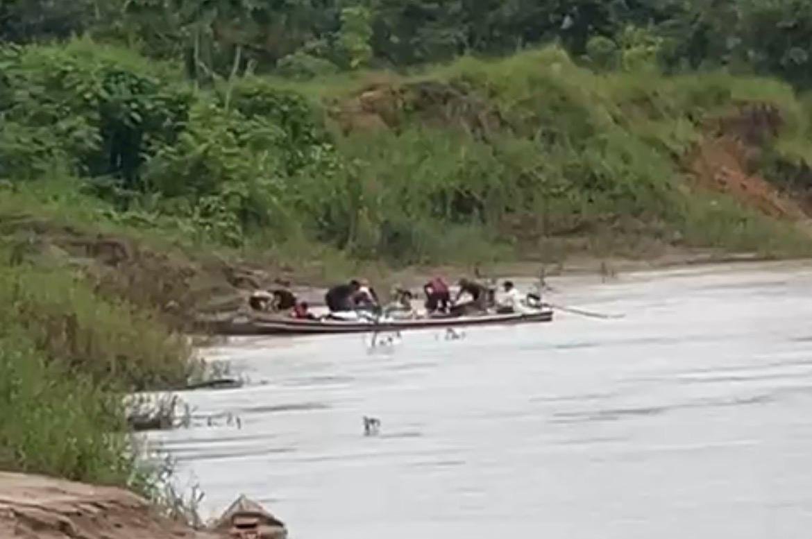 Lancha de empresa naufraga no rio Juruá e passageiros conseguem chegar à margem
